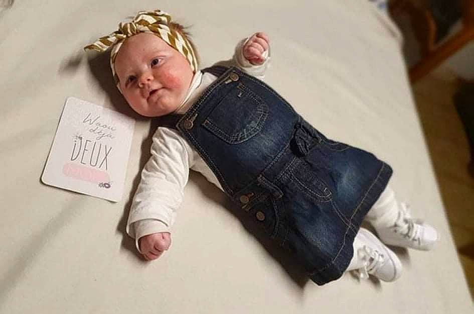 Izaïs a rejoint le concours — aidez-le/la à gagner de superbes lots ! baby, baby_sleeping, baby_toddler_clothing, bedding, bedtime, comfort, couch, fashion_accessory, flooring, fur, happy, hardwood, linens, nap, person, room, sitting, skin, sleeve, toddler