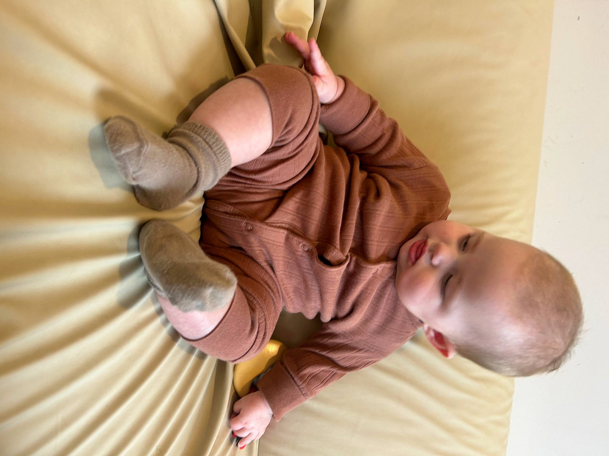 Jane a rejoint le concours — aidez-le/la à gagner de superbes lots ! baby, baby_products, baby_toddler_clothing, ceiling, child, circle, comfort, elbow, gesture, human_body, linens, pattern, peach, person, room, sleep, sleeve, thumb, toddler, wood