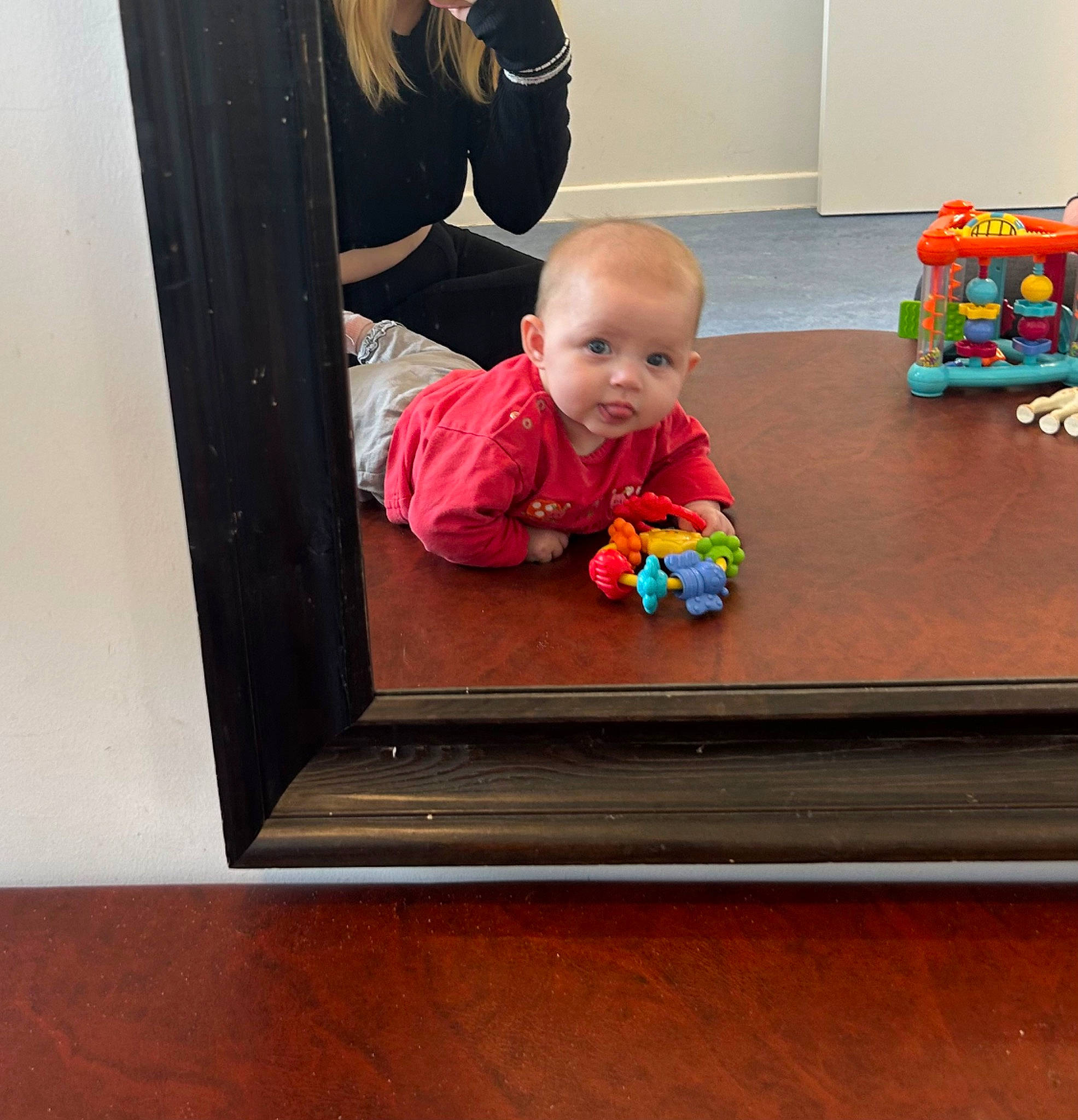 Jane participe au concours pour gagner de l'argent avec cette photo : art, baby, baby_playing_with_toys, baby_products, baby_toddler_clothing, child, floor, flooring, fun, hardwood, house, person, rectangle, room, sitting, t_shirt, table, toddler, toy, visual_arts