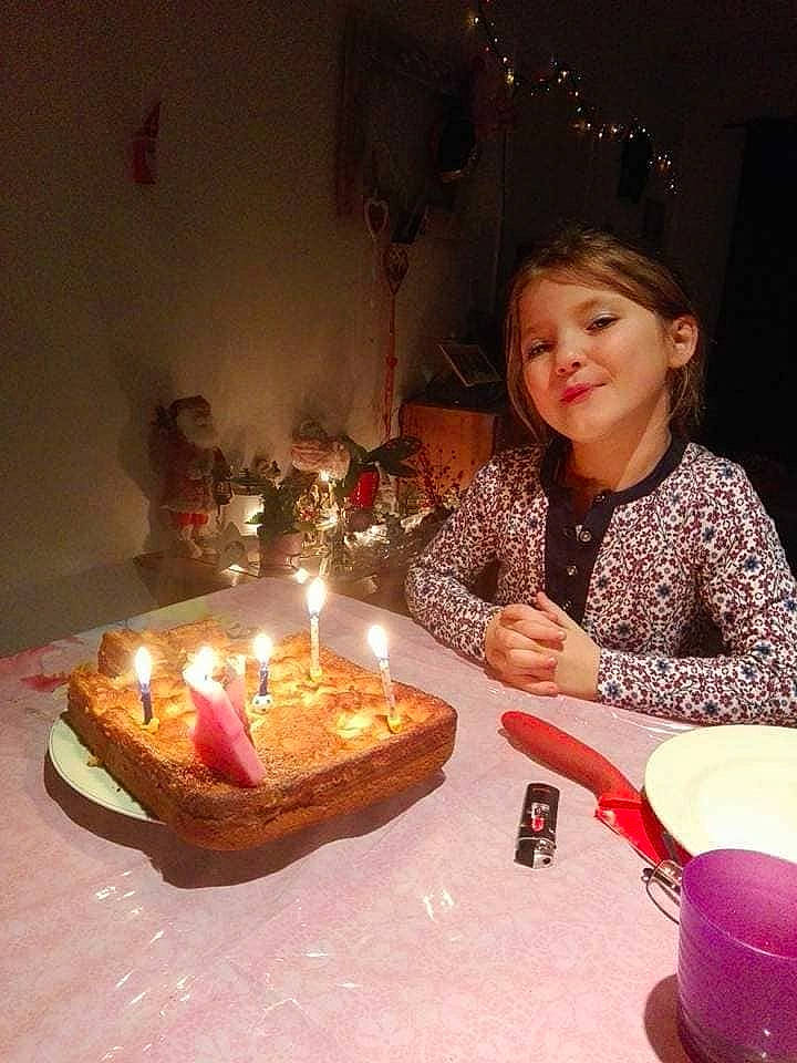 Lydie participe au concours pour gagner de l'argent avec cette photo : baked_goods, birthday, birthday_cake, cake, candle, cuisine, dessert, event, food, icing, interior_design, lighting, party, person, sweetness, torte