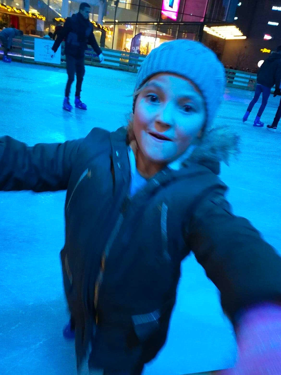 Lydie a rejoint le concours — aidez-le/la à gagner de superbes lots ! blue, competition_event, electric_blue, fun, games, headwear, ice_rink, ice_skating, leisure, performance, person, photography, recreation, skating, smile, tree, vacation, winter, world