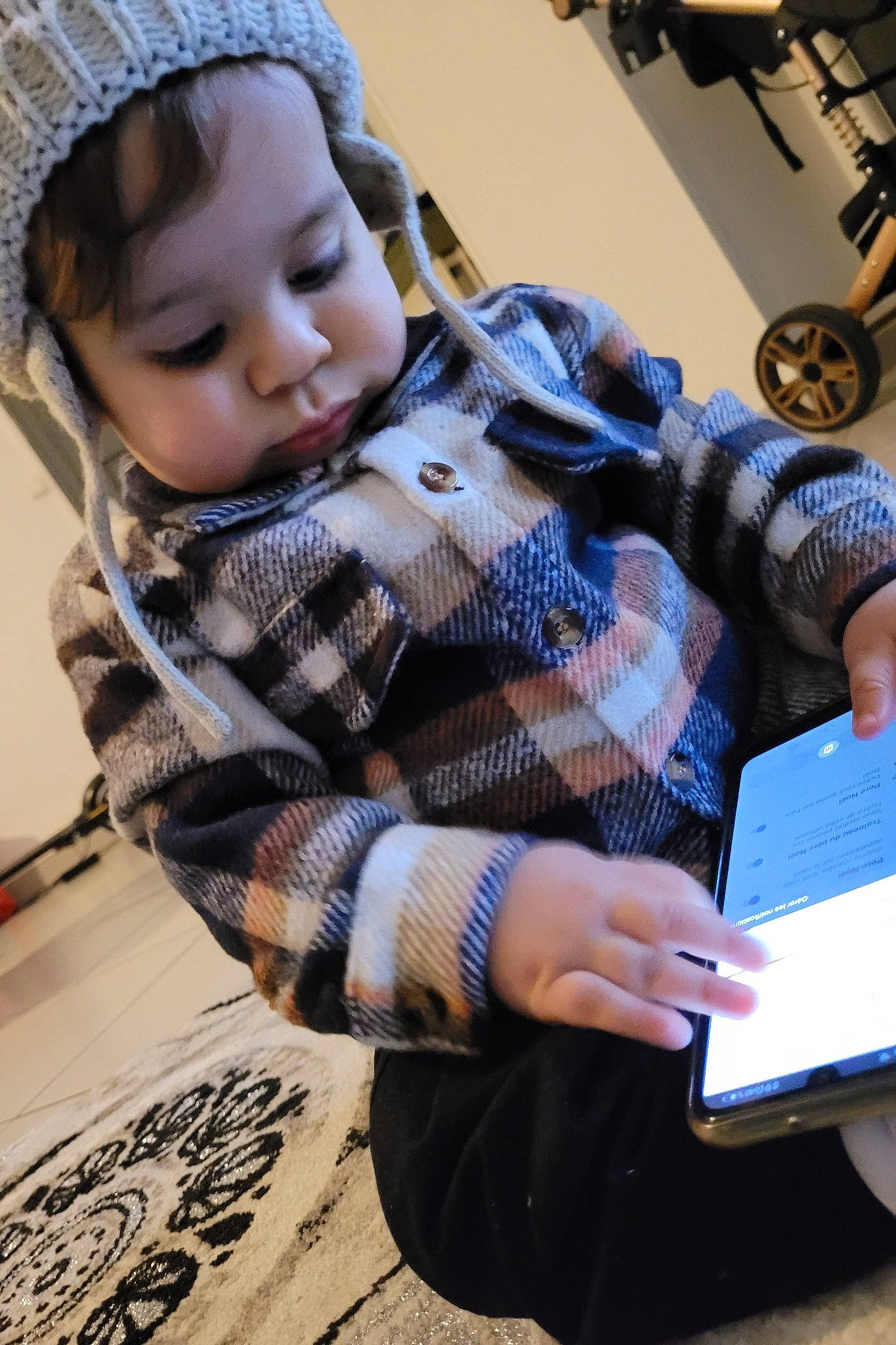 Anes participe au concours pour gagner de l'argent avec cette photo : baby, baby_toddler_clothing, child, comfort, fashion_accessory, finger, hand, happy, organ, pattern, person, photograph, plaid, sitting, sleeve, tartan, textile, toddler, wood, wool