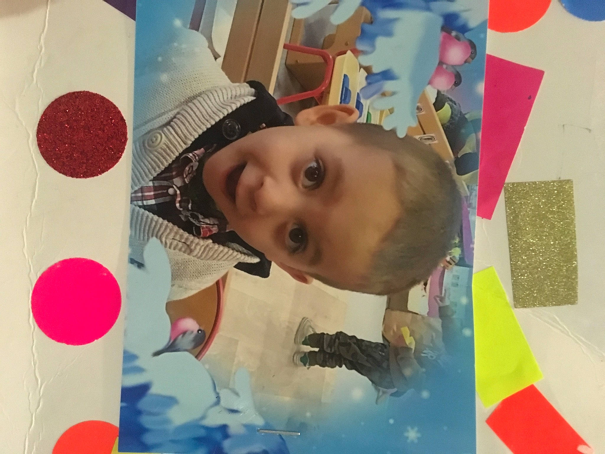Bilal participe au concours pour gagner de l'argent avec cette photo : art, beauty, cheek, child, collage, facial_expression, fun, happy, illustration, nose, paint, pattern, people, person, product, room, space, surprise, tints_and_shades, toddler