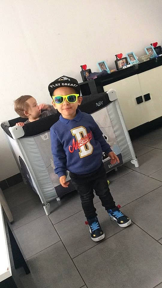 Bilal a rejoint le concours — aidez-le/la à gagner de superbes lots ! automotive_design, cap, chair, event, eyewear, floor, flooring, fun, goggles, headwear, joy, leisure, person, personal_protective_equipment, shoe, sneakers, sportswear, standing, street_fashion, sunglasses