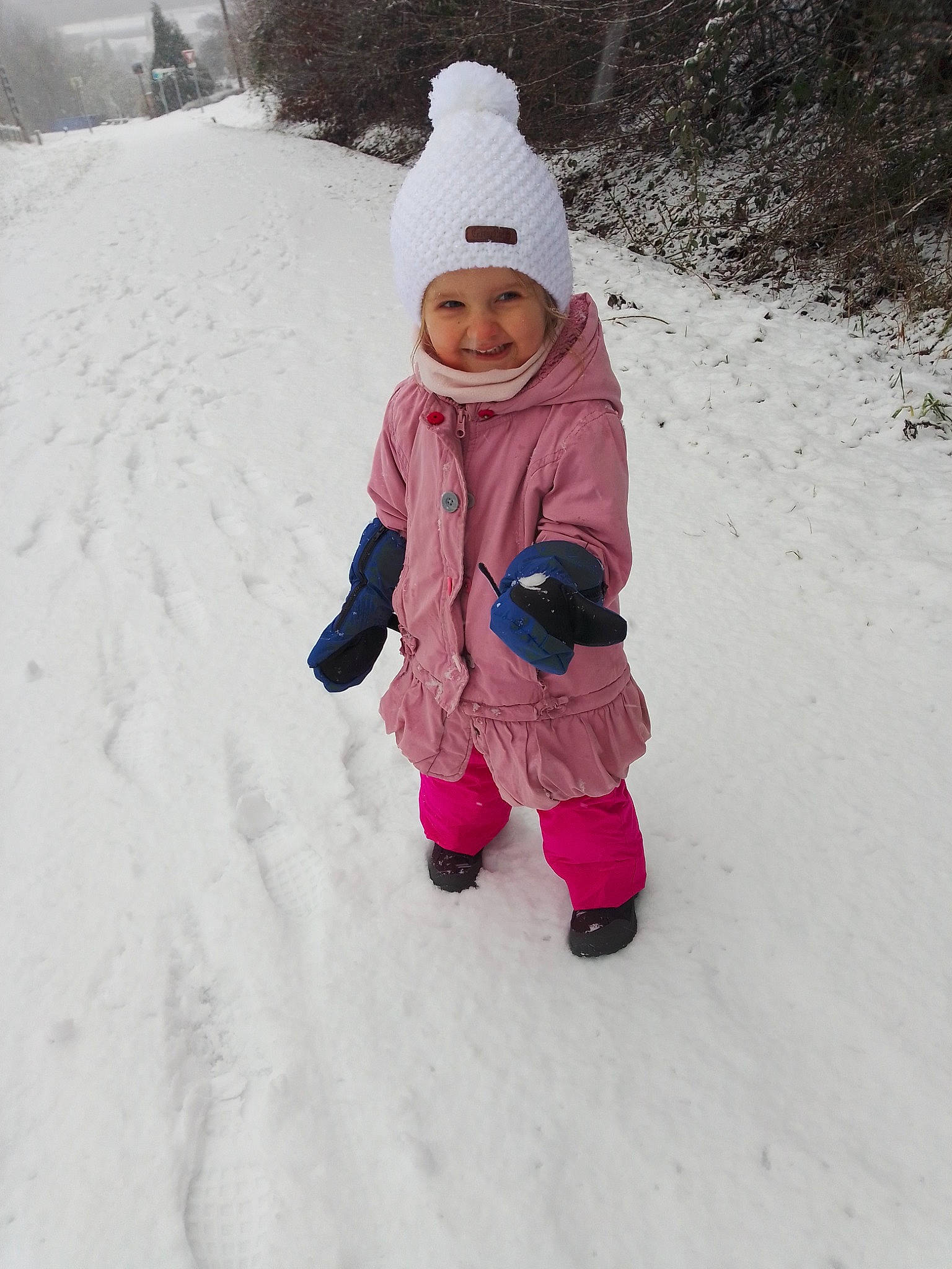 Julia a rejoint le concours — aidez-le/la à gagner de superbes lots ! baby, baby_toddler_clothing, beanie, bonnet, cheek, freezing, geological_phenomenon, glove, headwear, hood, human, ice_cap, jacket, joy, knit_cap, magenta, person, play, playing_in_the_snow, precipitation