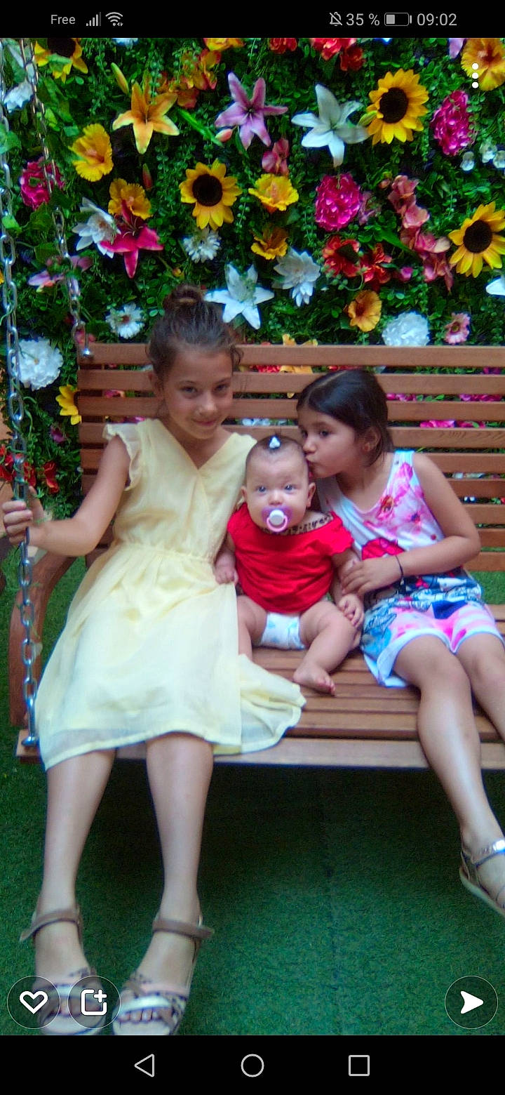 Solina participe au concours pour gagner de l'argent avec cette photo : botany, clothing, dress, flower, fun, grass, happy, head, interaction, joy, leaf, leg, leisure, person, petal, pink, plant, sandal, shoe, shorts