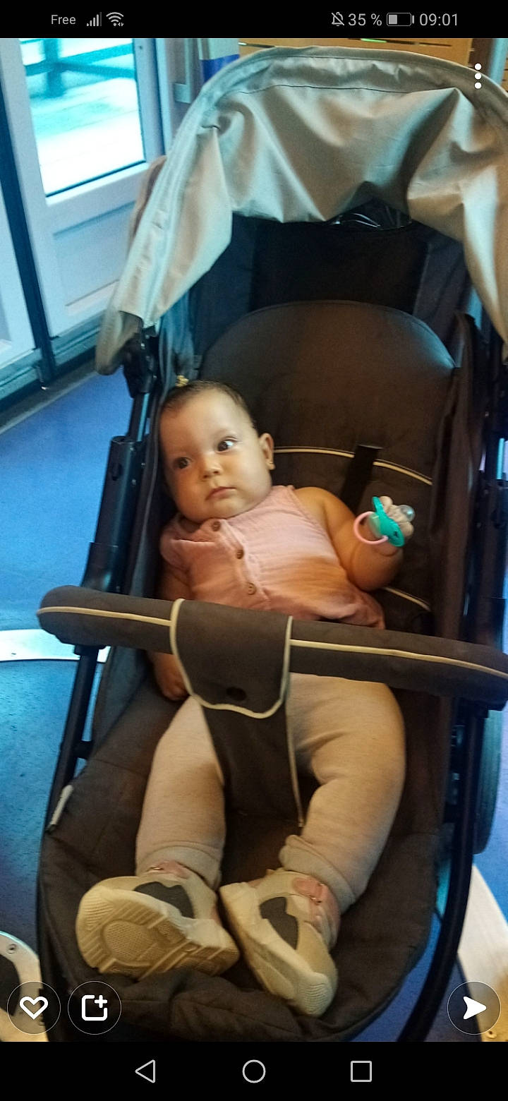 Solina participe au concours pour gagner de l'argent avec cette photo : auto_part, baby, baby_carriage, baby_products, car_seat, chair, chest, comfort, fun, hand, human_leg, knee, leg, person, product, sitting, thigh, thumb, tire, toddler