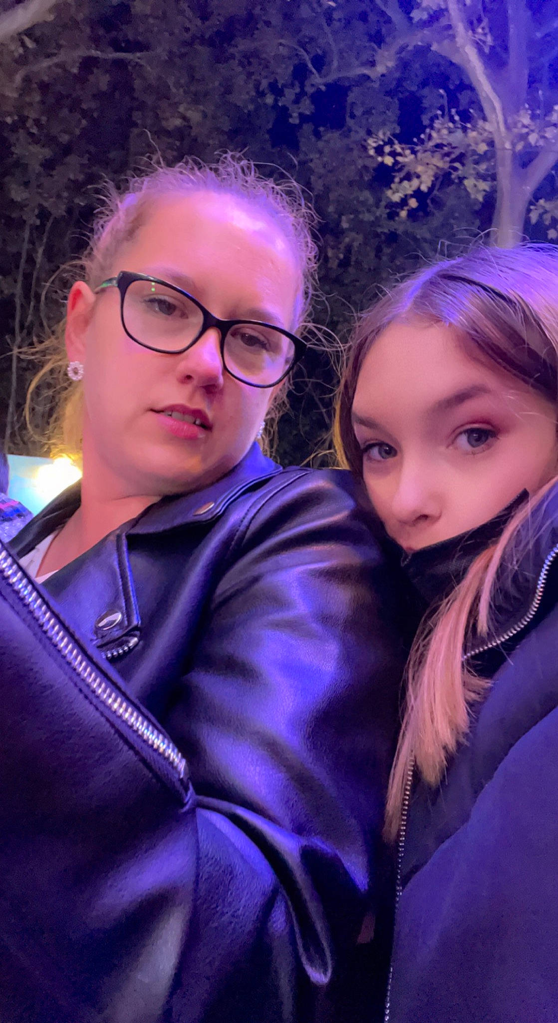 Alessia participe au concours pour gagner de l'argent avec cette photo : cool, electric_blue, event, eyewear, flash_photography, friendship, fun, glasses, grass, happy, interaction, iris, leisure, magenta, person, plant, purple, social_group, violet, vision_care