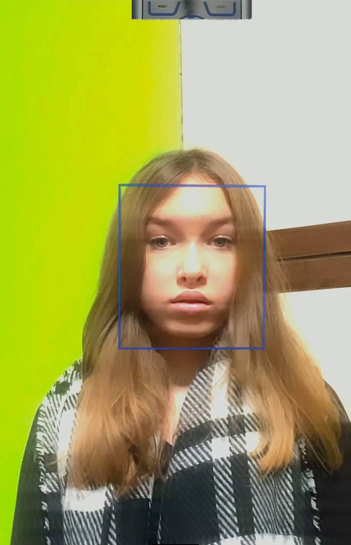 Alessia a rejoint le concours — aidez-le/la à gagner de superbes lots ! beauty, black_hair, blond, brown_hair, eyebrow, eyelash, eyewear, fashion_design, flash_photography, forehead, hairstyle, layered_hair, lip, lipstick, long_hair, makeover, outerwear, person, sleeve, step_cutting