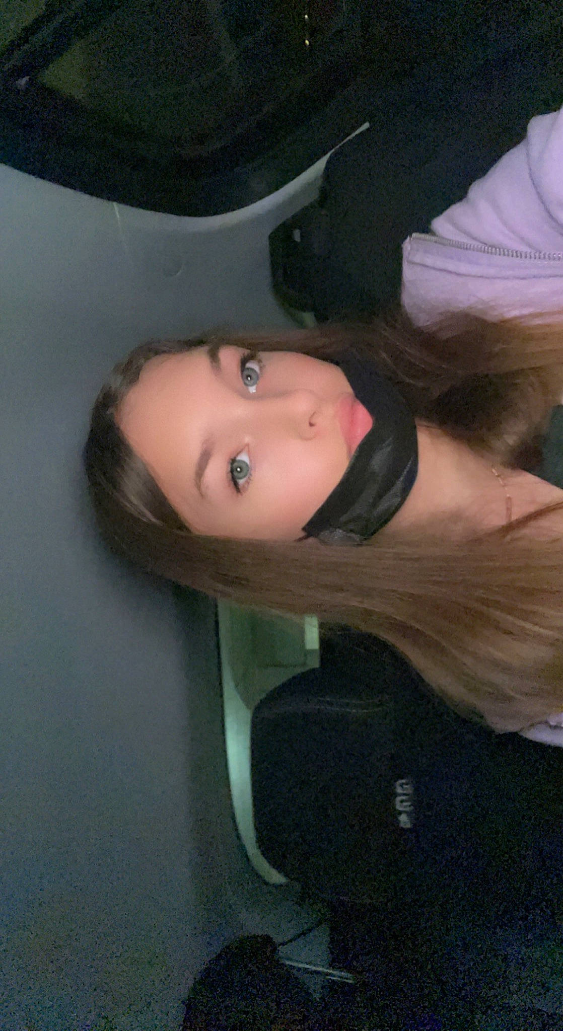 Alessia a rejoint le concours — aidez-le/la à gagner de superbes lots ! audio_equipment, black_hair, chest, elbow, eye, eyebrow, eyelash, eyewear, fashion_accessory, flash_photography, formal_wear, fun, headgear, jewellery, lip, long_hair, neck, nose, person, tree