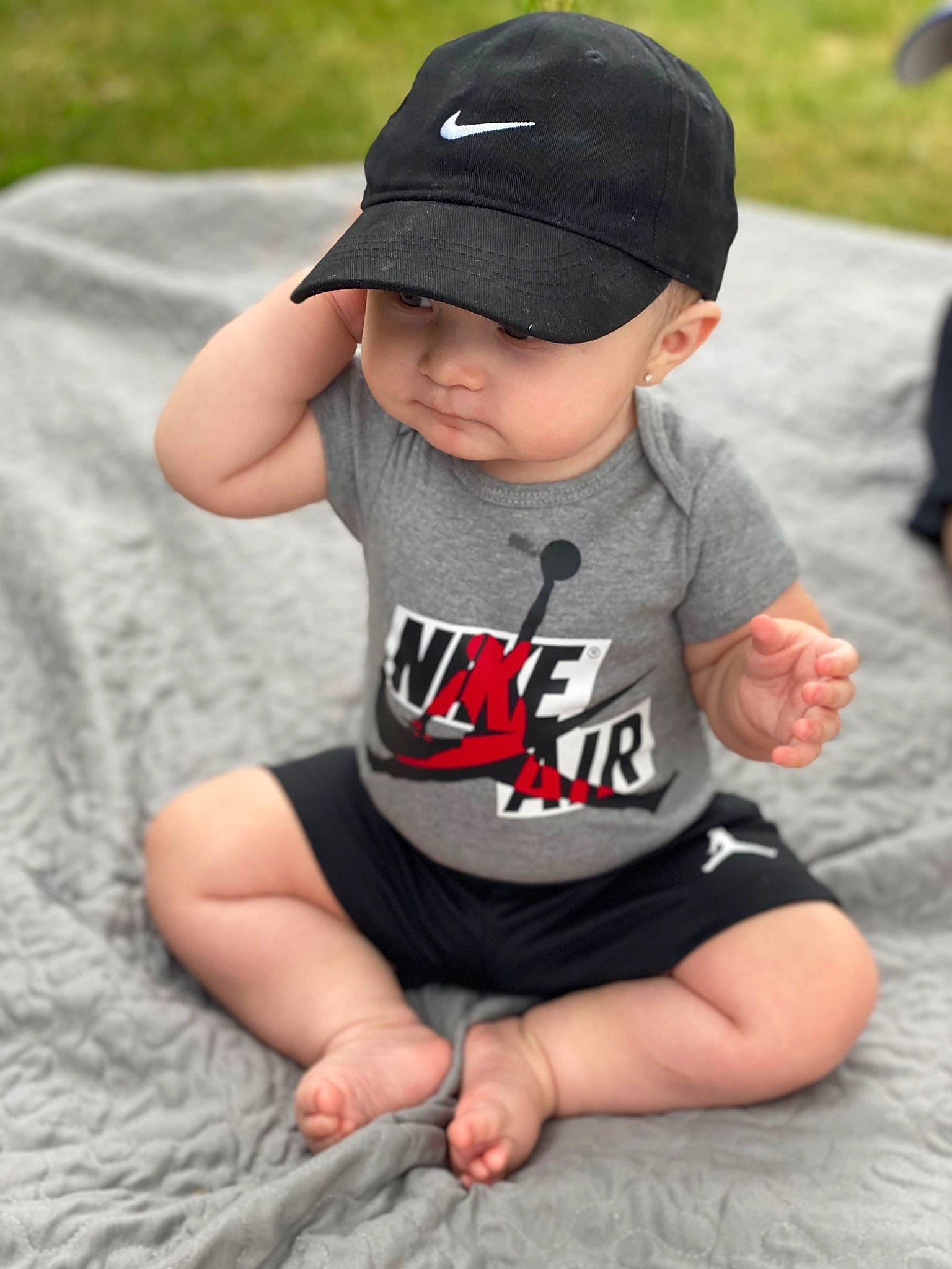 Valencia is registered to the contest to win money with this photo: baby_toddler_clothing, baseball_cap, cap, cool, eye, finger, grass, happy, hat, head, headwear, joint, person, photograph, shoulder, skin, sleeve, summer, t_shirt, thigh