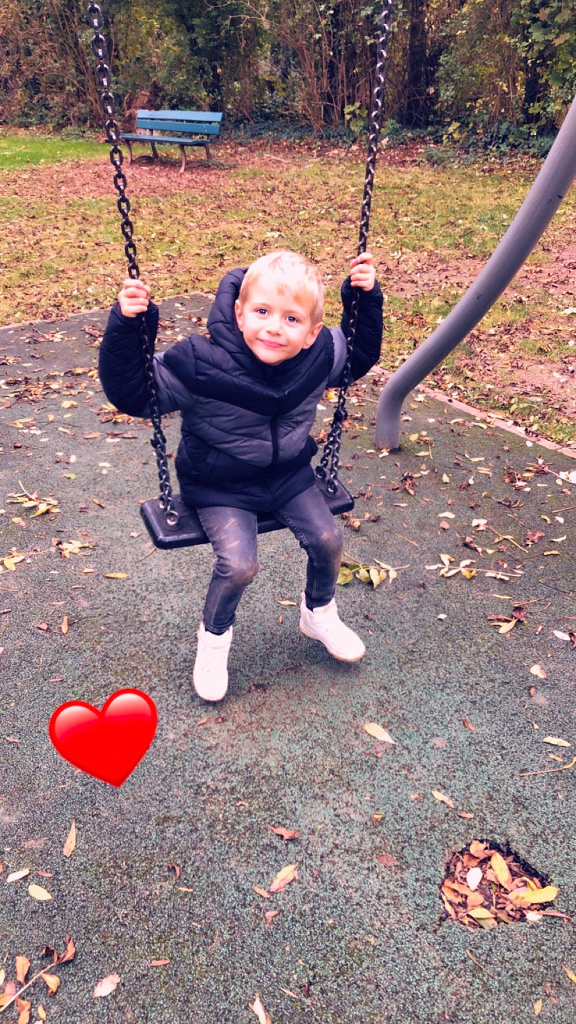 Rafaël a rejoint le concours — aidez-le/la à gagner de superbes lots ! baby, carmine, child, city, fun, grass, happy, joy, leaf, leisure, people_in_nature, person, photograph, plant, playground, recreation, smile, snapshot, soil, swing