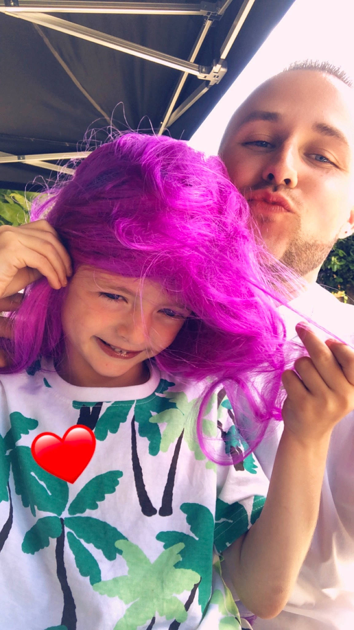 Wyatt a rejoint le concours — aidez-le/la à gagner de superbes lots ! child, cool, costume, event, eyewear, fashion_accessory, fun, grass, green, happy, headwear, joy, lip, magenta, mouth, person, pink, purple, skin, smile