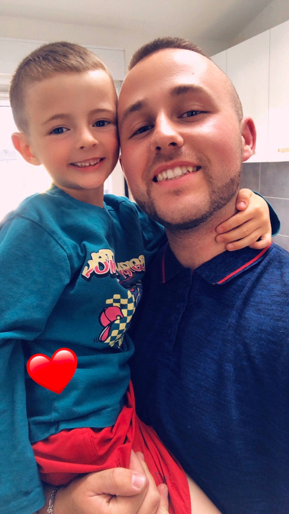 Wyatt participe au concours pour gagner de l'argent avec cette photo : cool, electric_blue, event, eyewear, face, forehead, friendship, fun, gesture, happy, head, joy, leisure, mouth, nose, person, shoulder, skin, sleeve, smile