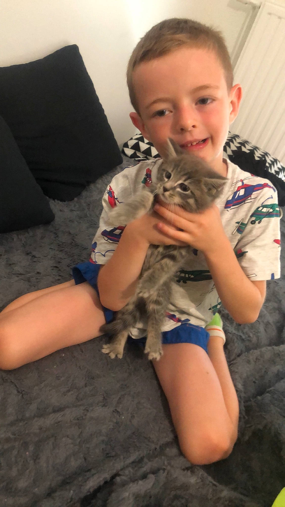 Wyatt a rejoint le concours — aidez-le/la à gagner de superbes lots ! camouflage, carnivore, comfort, elbow, eye, felidae, head, human_leg, joint, joy, leg, military_camouflage, military_person, pattern, person, sitting, skin, sleeve, small_to_medium_sized_cats, soldier