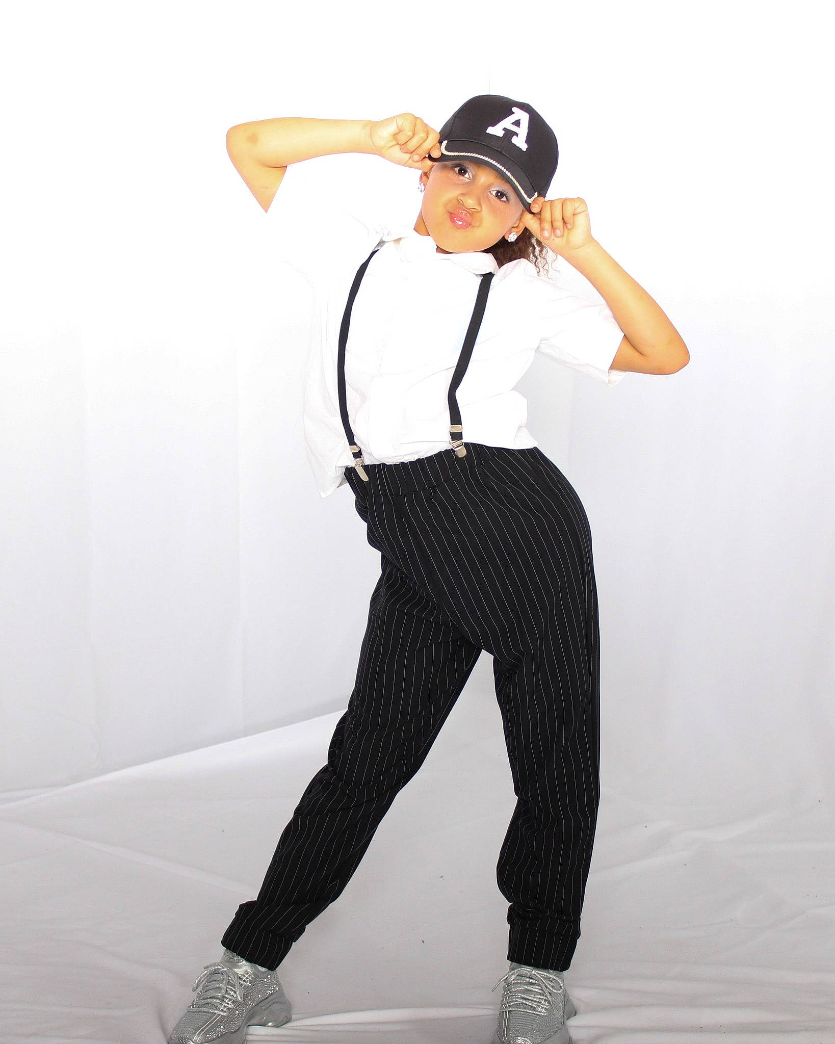 Ariel is registered to the contest to win money with this photo: arm, blazer, collar, dress_shirt, elbow, eyewear, fashion_design, flash_photography, gesture, hat, headgear, headwear, human_body, knee, neck, person, shoulder, sleeve, sportswear, t_shirt