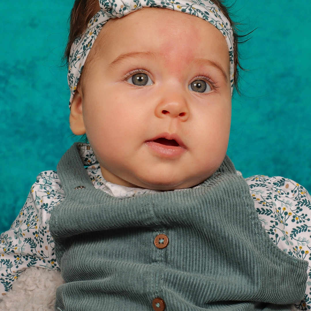 Giulia participe au concours pour gagner de l'argent avec cette photo : accessories, baby, bodypart, cap, clothing, coat, face, finger, hand, happy, hat, head, headband, hoodie, knitwear, person, photography, portrait, sweater, sweatshirt