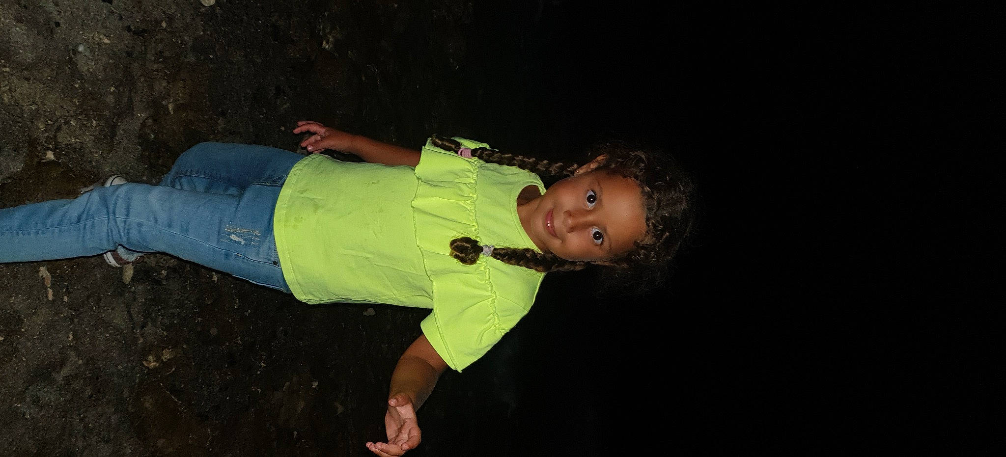 Chloé participe au concours pour gagner de l'argent avec cette photo : abdomen, baby_toddler_clothing, elbow, eye, finger, flash_photography, hand, human, joint, joy, nose, person, thumb, trunk, walking_shoe, wrist