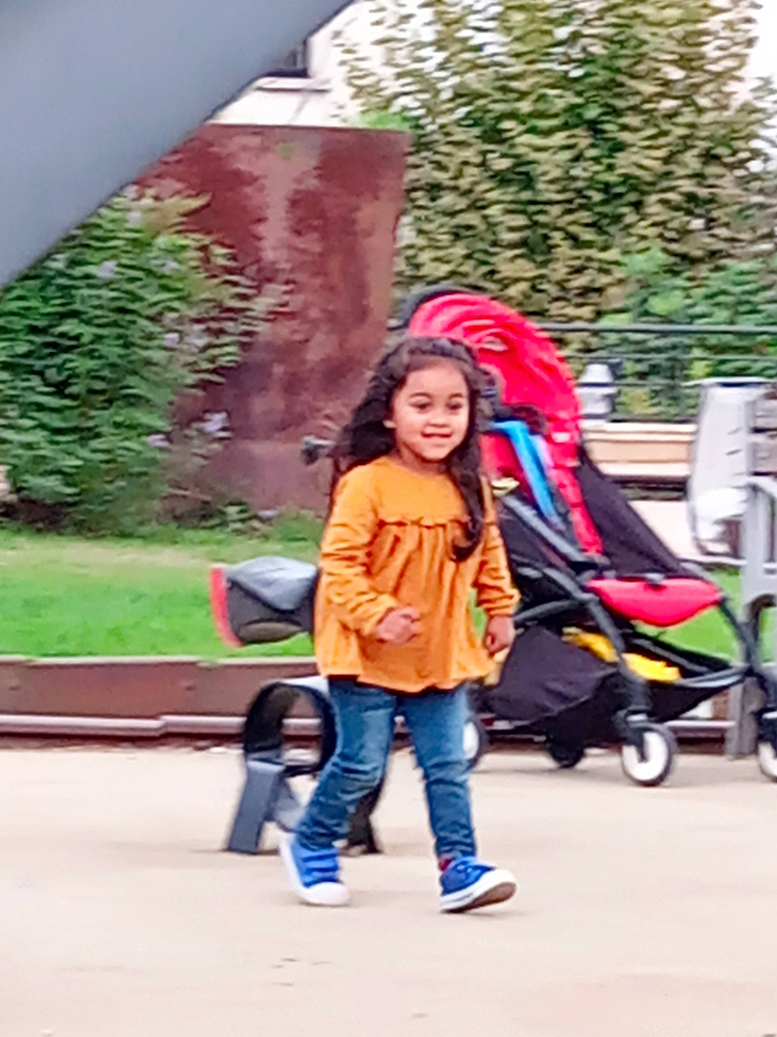 Skara participe au concours pour gagner de l'argent avec cette photo : baby_carriage, child, electric_blue, fun, grass, joy, leisure, magenta, person, plant, recreation, rolling, sitting, smile, street_fashion, tire, toddler, tourism, travel, tree