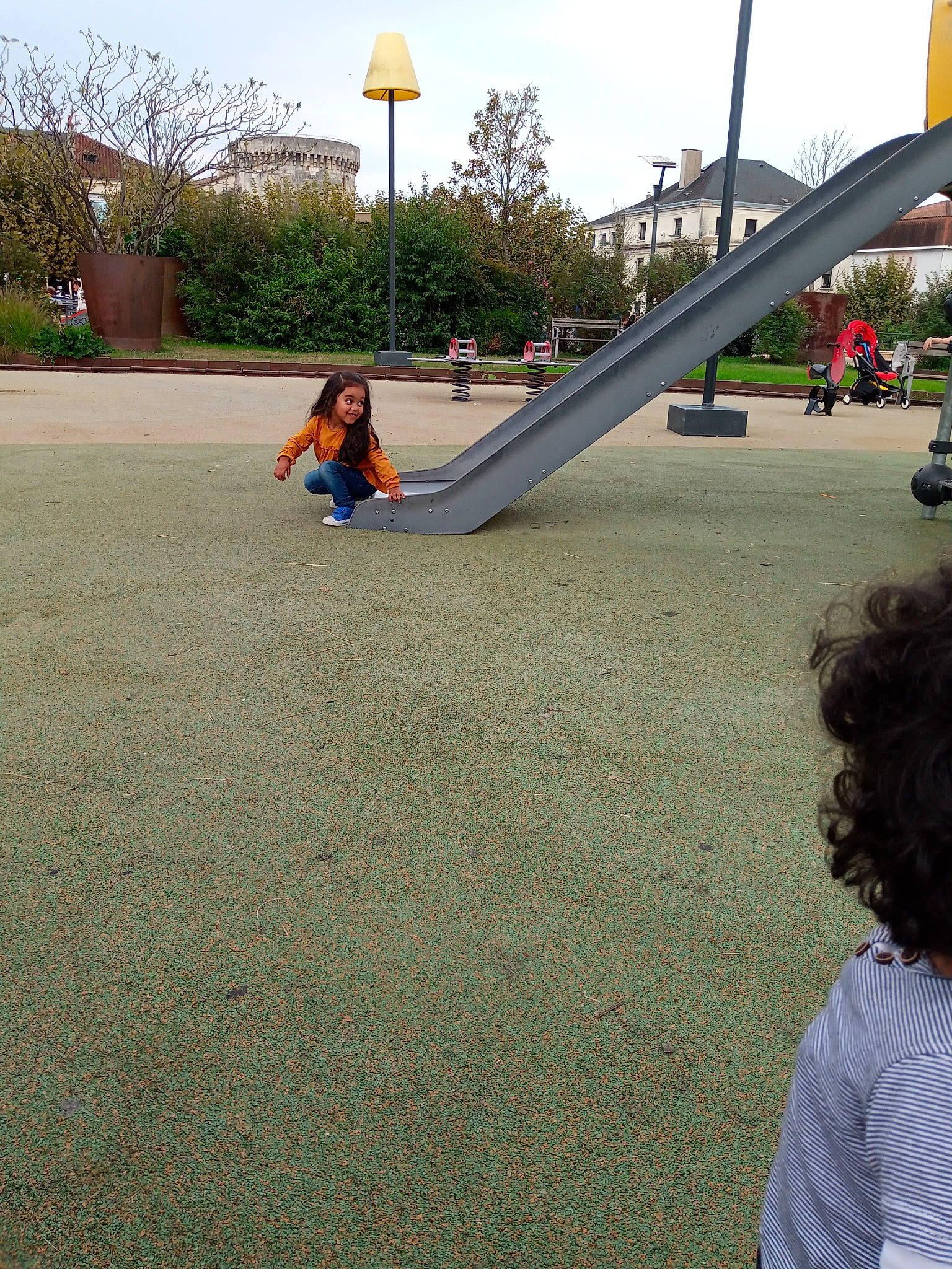 Skara a rejoint le concours — aidez-le/la à gagner de superbes lots ! asphalt, chute, city, concrete, fun, grass, infrastructure, joy, leaf, leisure, person, plant, playground, playground_slide, recreation, road, road_surface, sky, toddler, tree