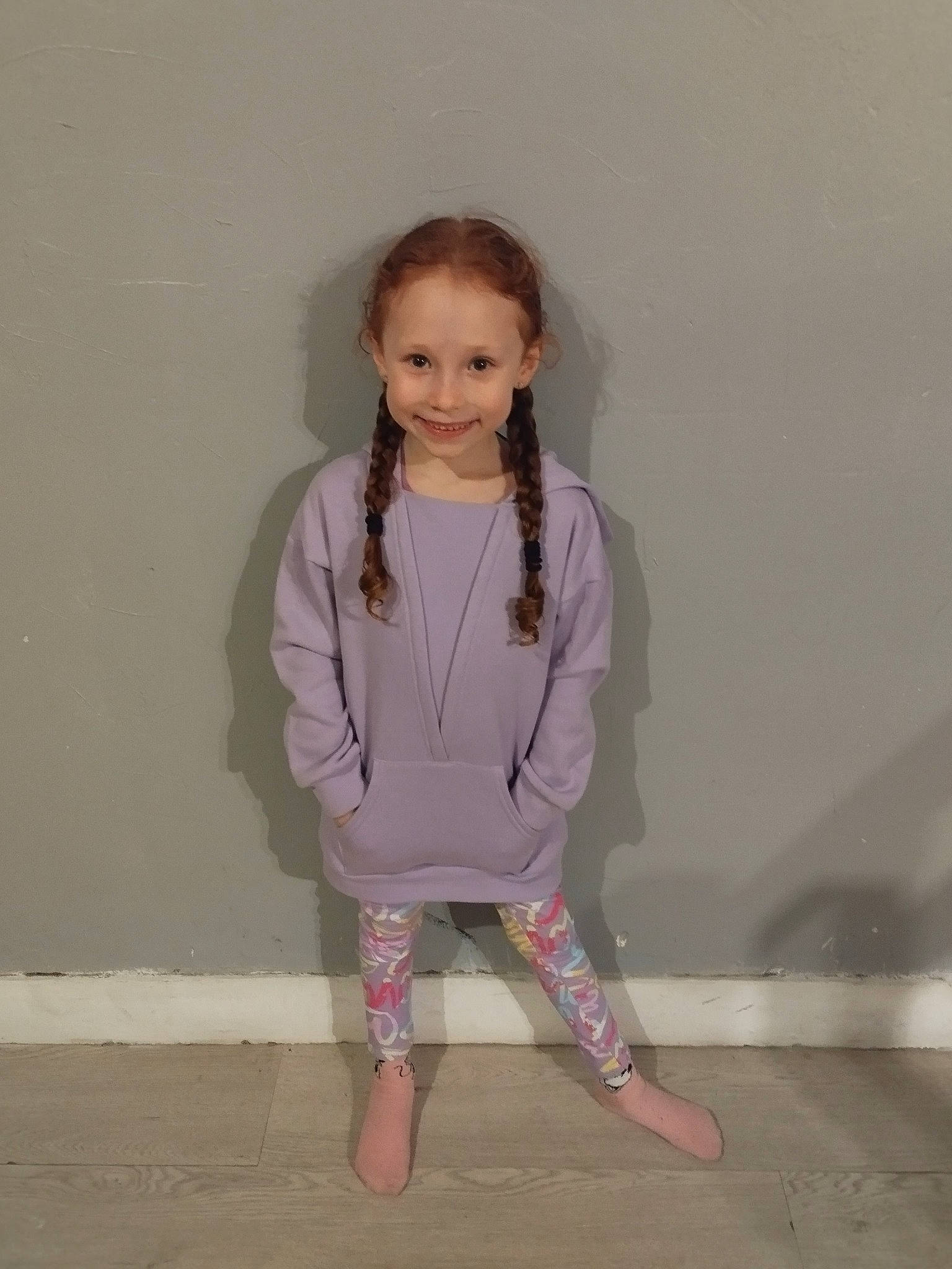 Elena a rejoint le concours — aidez-le/la à gagner de superbes lots ! baby_toddler_clothing, cheek, fashion_accessory, fashion_design, flooring, happy, hardwood, human_leg, iris, joy, knee, leg, magenta, neck, pattern, person, pink, sitting, sleeve, smile