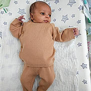 Naël a rejoint le concours — aidez-le/la à gagner de superbes lots ! baby, baby_care, bed, beige_clothing, blanket, child, crib, cute, fabric, face, head, infant, knitwear, lying_down, newborn, resting, sleeping_area, small_hands, soft_toys, star_pattern