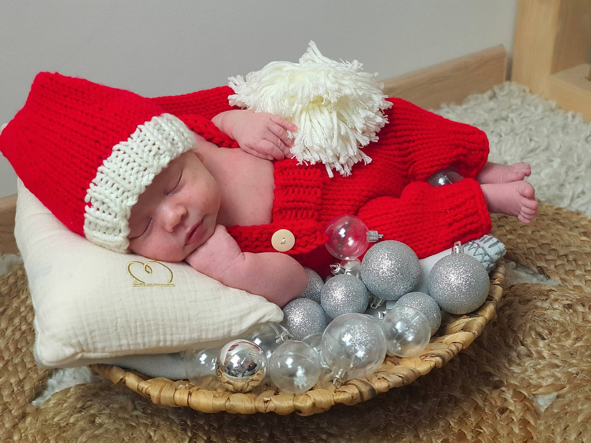 Swann a rejoint le concours — aidez-le/la à gagner de superbes lots ! baby, baby_sleeping, baby_toddler_clothing, basket, cap, child, christmas_decoration, comfort, costume_hat, event, hat, headgear, headwear, holiday, lap, linens, person, santa_claus, textile, toddler