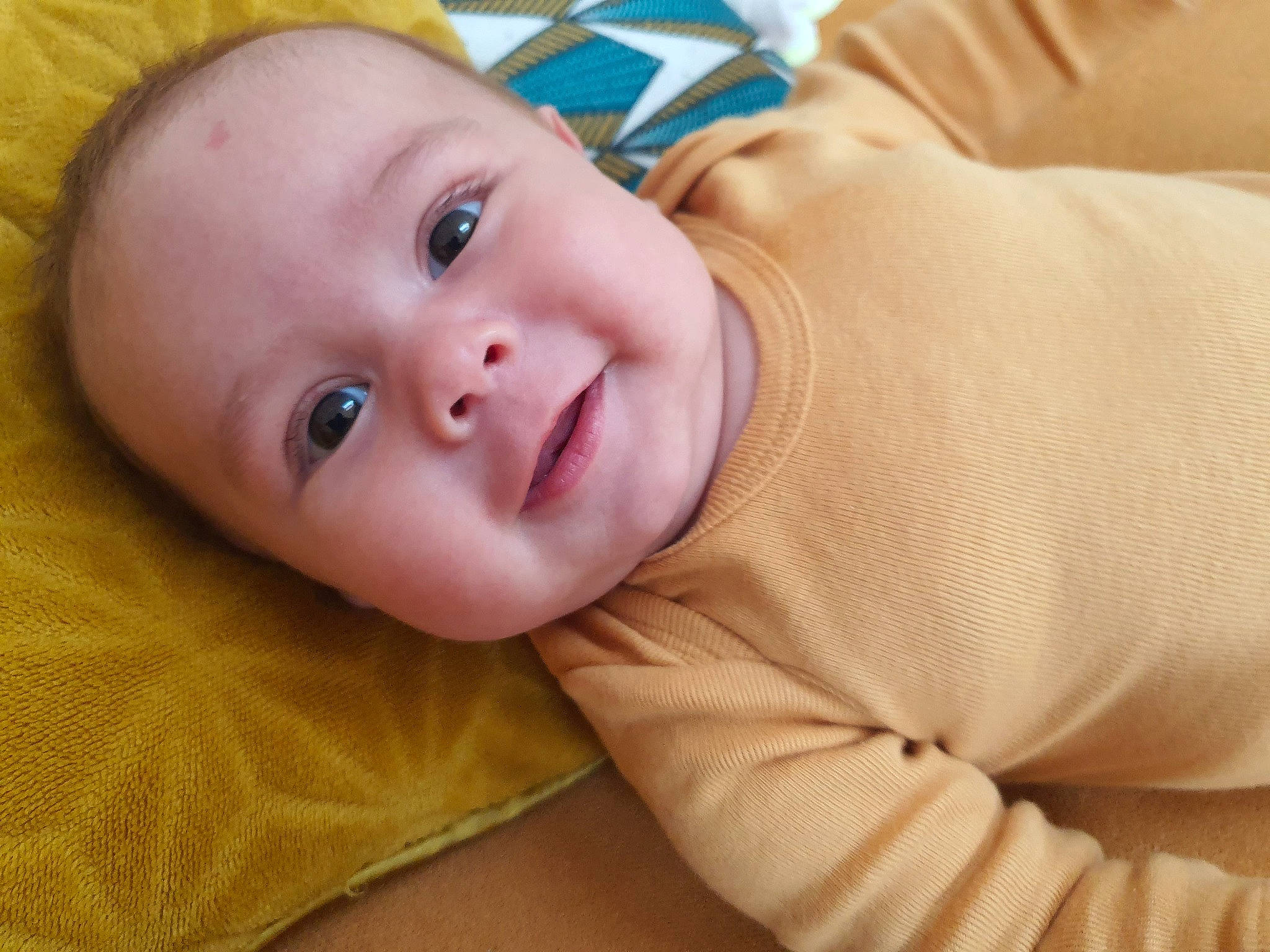 Swann a rejoint le concours — aidez-le/la à gagner de superbes lots ! arm, baby, baby_toddler_clothing, cheek, child, comfort, eye, eyebrow, face, hand, happy, head, iris, linens, lip, nose, person, skin, sleeve, smile