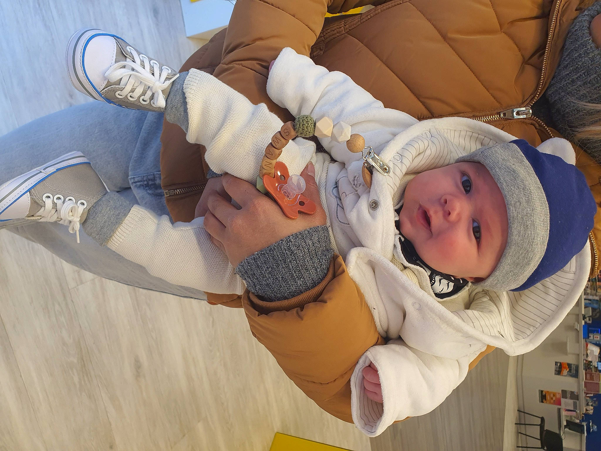 Swann a rejoint le concours — aidez-le/la à gagner de superbes lots ! baby, baby_products, baby_toddler_clothing, child, comfort, finger, fun, gesture, happy, hat, headwear, human_leg, knee, leisure, person, sitting, smile, thigh, toddler, tree