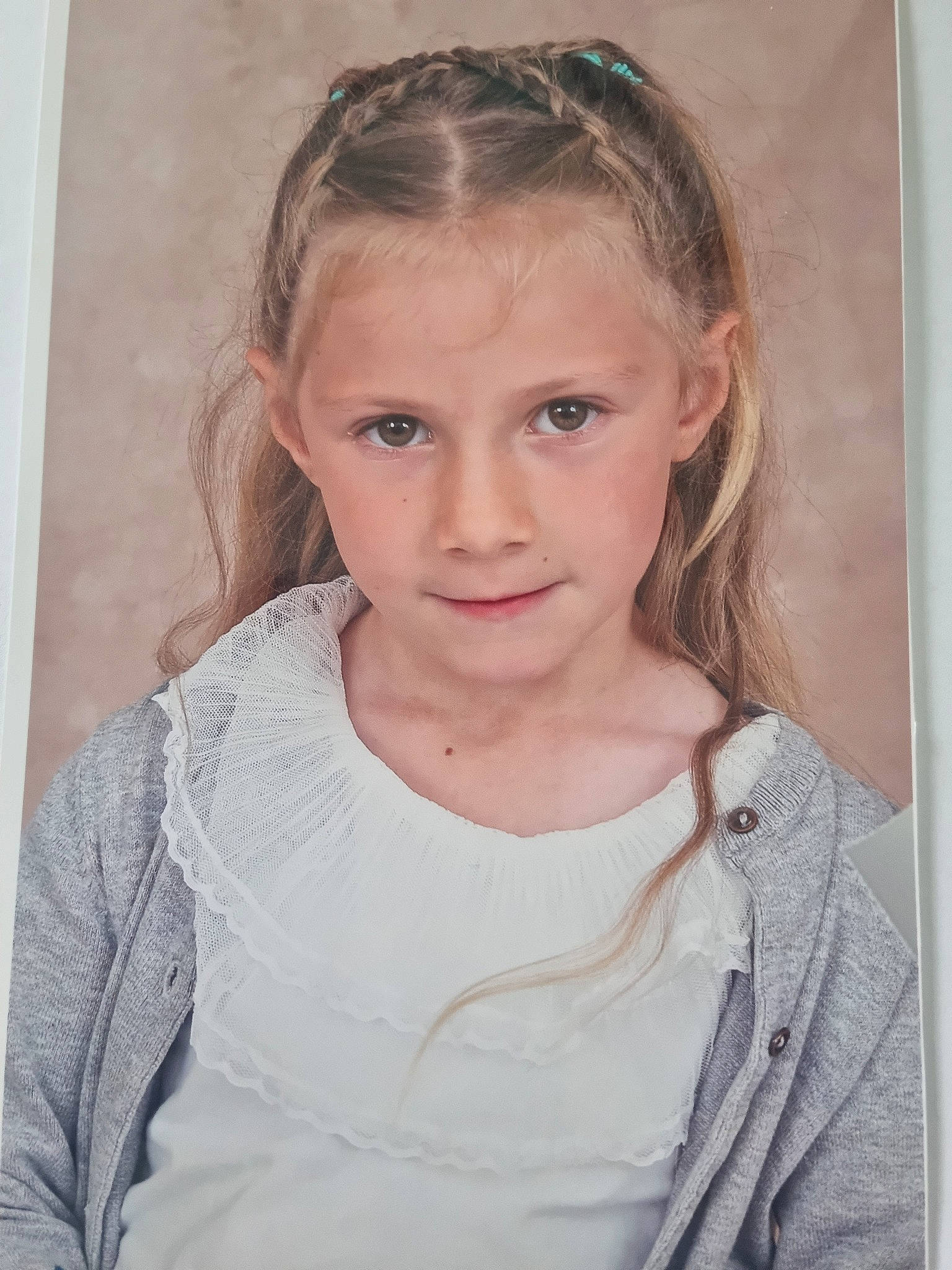 Chelsey a rejoint le concours — aidez-le/la à gagner de superbes lots ! art, blond, bridal_accessory, brown_hair, cheek, child, embellishment, eyelash, flash_photography, hair_accessory, happy, iris, jaw, lip, long_hair, person, portrait_photography, sleeve, sunglasses, toddler