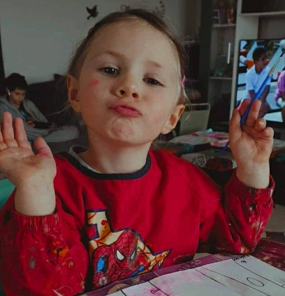 Chelsey a rejoint le concours — aidez-le/la à gagner de superbes lots ! artist, chair, cheek, child, ear, electronic_device, finger, forehead, fun, gesture, hairstyle, hand, happy, mouth, nose, office_supplies, organ, person, t_shirt, thumb