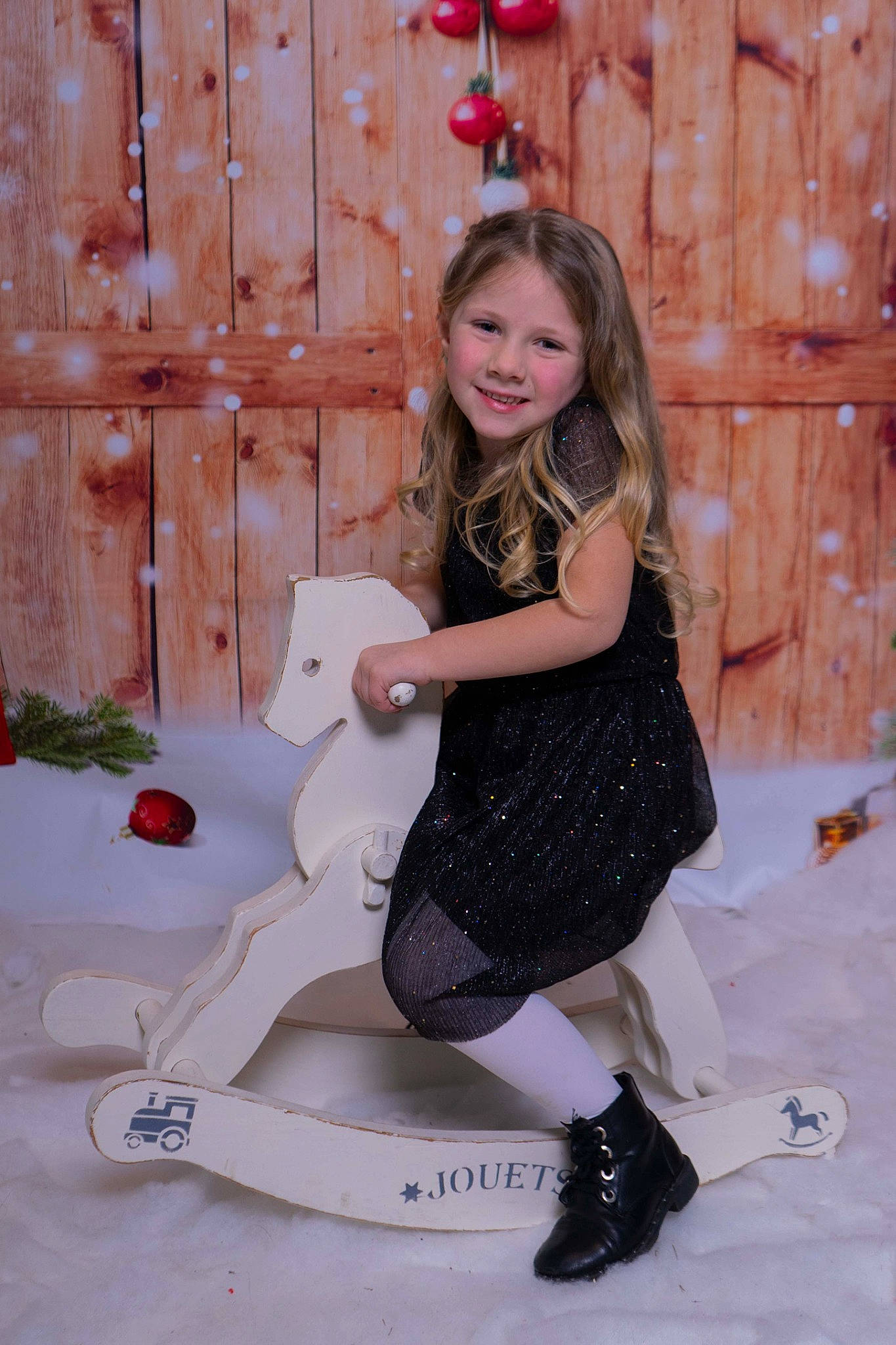 Chelsey a rejoint le concours — aidez-le/la à gagner de superbes lots ! beauty, blond, boot, child, dress, event, fawn, happy, human_leg, joy, knee, leg, magenta, person, pink, sandal, shoe, smile, sock, street_fashion