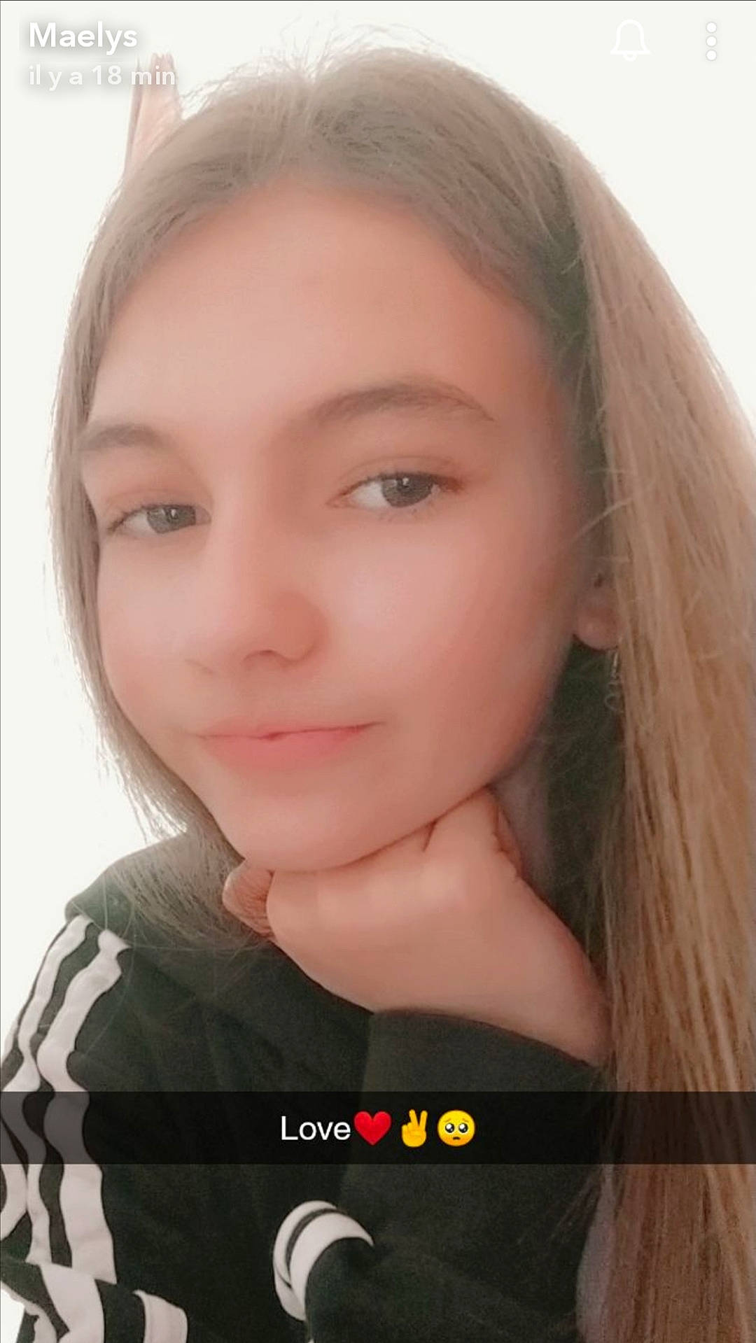 Maêlys a rejoint le concours — aidez-le/la à gagner de superbes lots ! black_hair, brown_hair, cheek, eyebrow, eyelash, flash_photography, forehead, hair_coloring, happy, iris, jaw, joy, layered_hair, lip, long_hair, neck, nose, person, portrait, portrait_photography