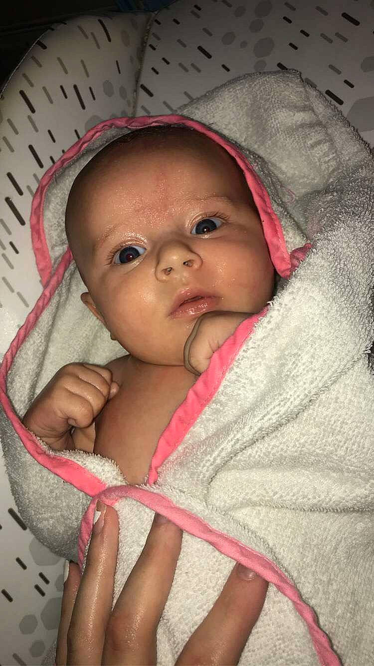 Lyanah a rejoint le concours — aidez-le/la à gagner de superbes lots ! baby, cheek, child, close_up, eye, eyebrow, face, finger, forehead, hand, head, iris, lip, mouth, nose, person, pink, product, skin, textile