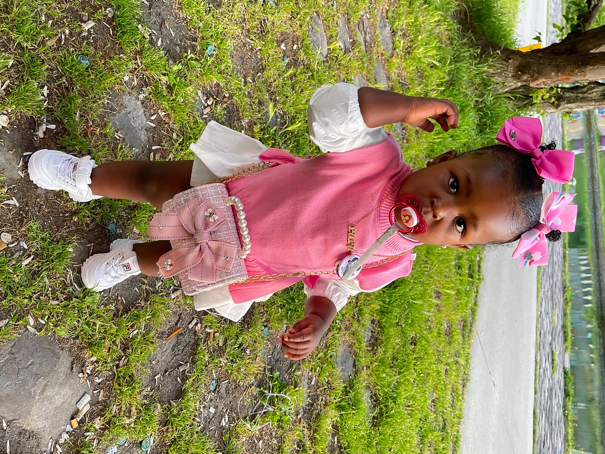 Luidgina participe au concours pour gagner de l'argent avec cette photo : baby, baby_toddler_clothing, beauty, child, fun, garden, grass, grass_family, green, groundcover, happy, hat, leisure, magenta, people_in_nature, person, pink, plant, recreation, toddler