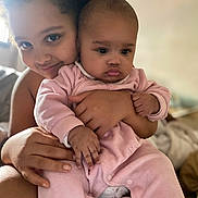 Isaé participe au concours pour gagner de l'argent avec cette photo : affection, baby, child, cozy, cuddling, cute, family, hands, hug, indoor, love, natural_light, person, pink_onesie, portrait, sibling, skin, smile, soft, toddler