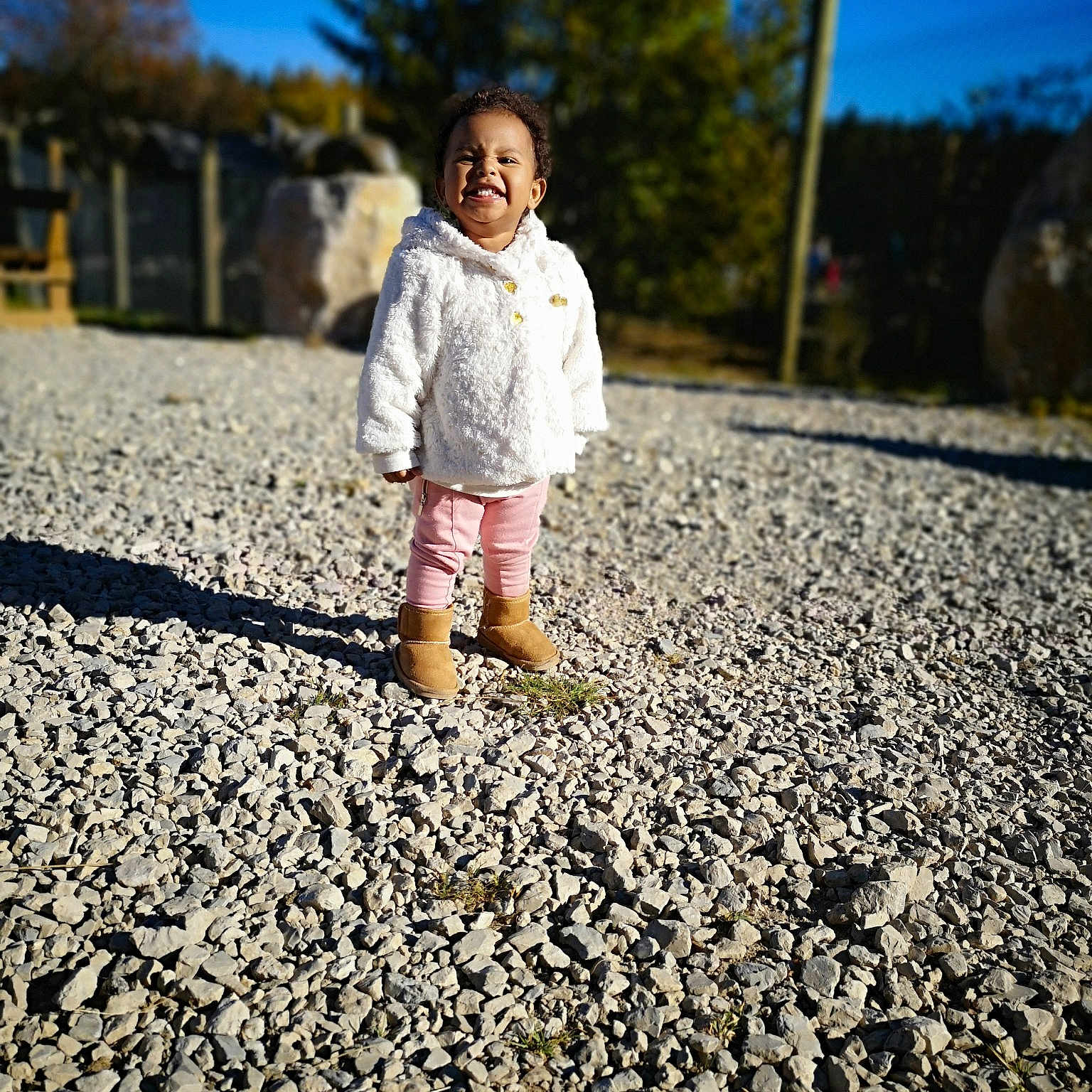 Raïna participe au concours pour gagner de l'argent avec cette photo : child, fun, girl, grass, happiness, joy, material, person, photograph, plant, play, recreation, road, sand, sky, smile, spring, sunlight, toddler, tree