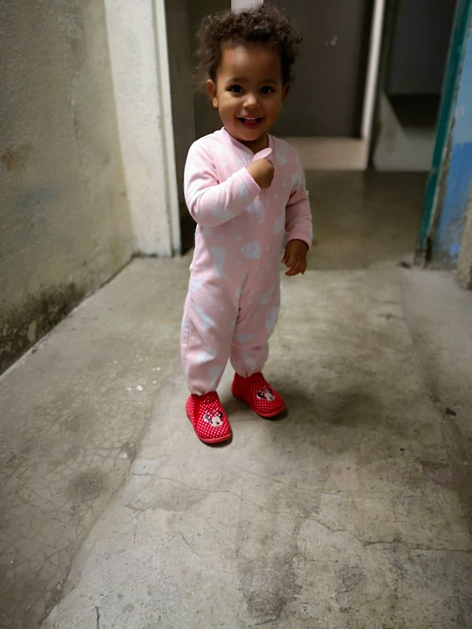 Raïna participe au concours pour gagner de l'argent avec cette photo : child, day, fun, girl, infant, joy, person, play, standing, toddler