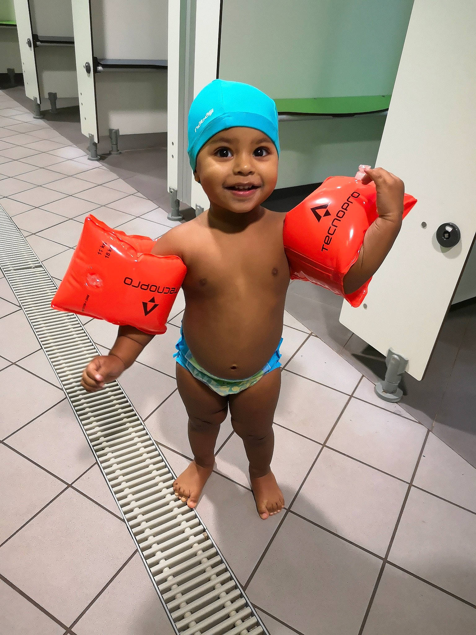 Raïna participe au concours pour gagner de l'argent avec cette photo : arm, cap, child, fun, girl, headgear, headwear, leisure, muscle, person, personal_protective_equipment, product, toddler, vacation