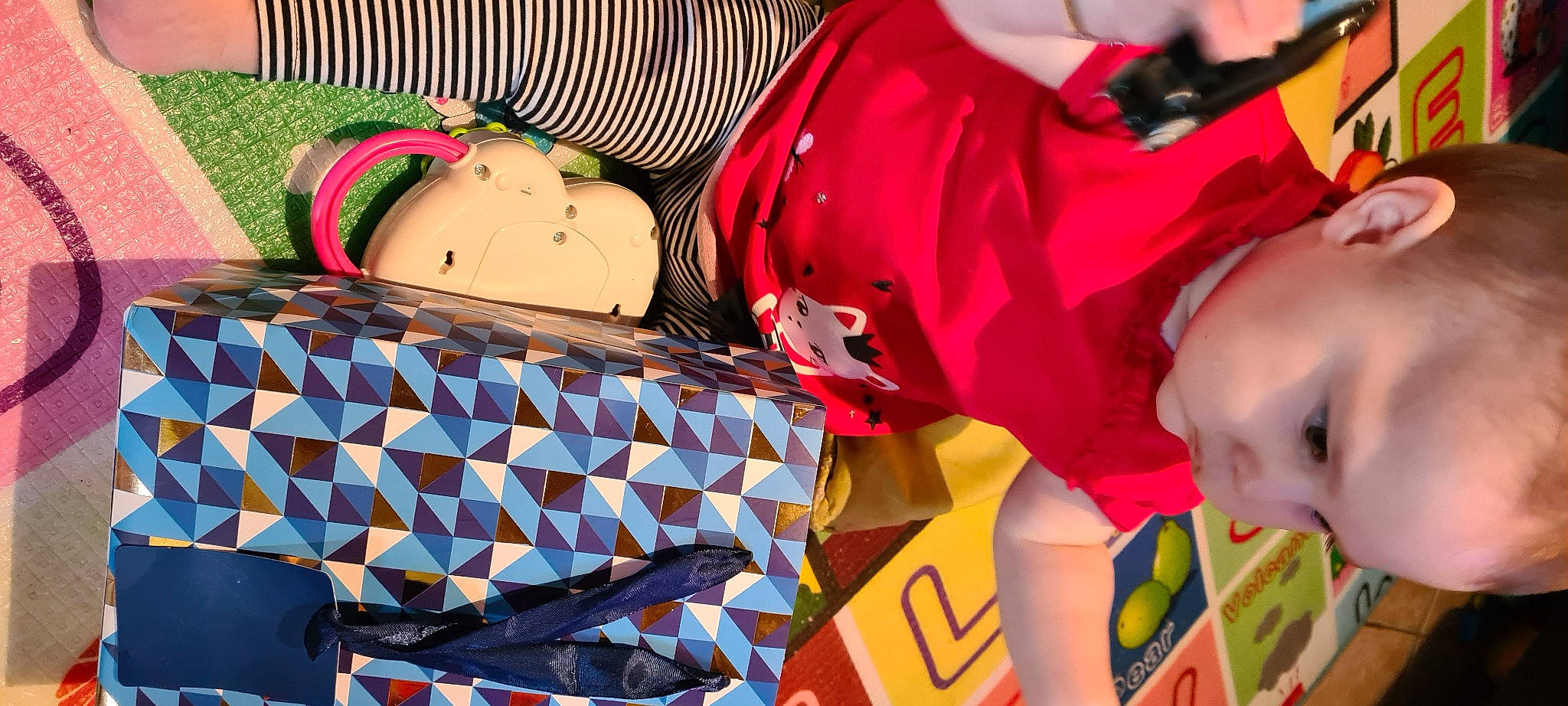 Camille a rejoint le concours — aidez-le/la à gagner de superbes lots ! baby, baby_products, backpack, bag, basket, carmine, child, event, fashion_accessory, happy, linens, luggage_and_bags, orange, pattern, person, product, shoulder_bag, stuffed_toy, textile, toddler