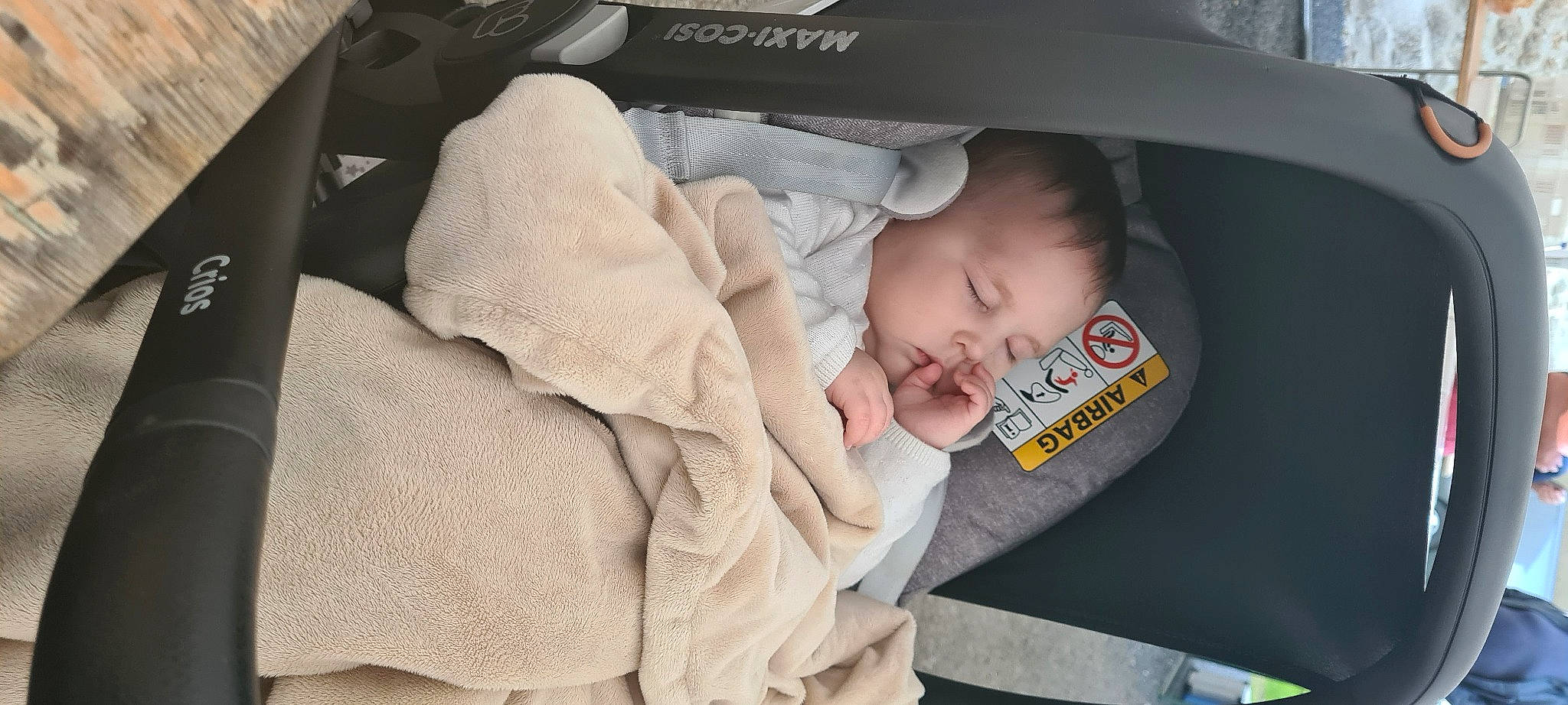 Camille participe au concours pour gagner de l'argent avec cette photo : auto_part, baby, baby_carriage, baby_in_car_seat, baby_products, baby_safety, baby_toddler_clothing, bedtime, car_seat, cheek, child, comfort, finger, font, linens, nap, person, room, sitting, sleep