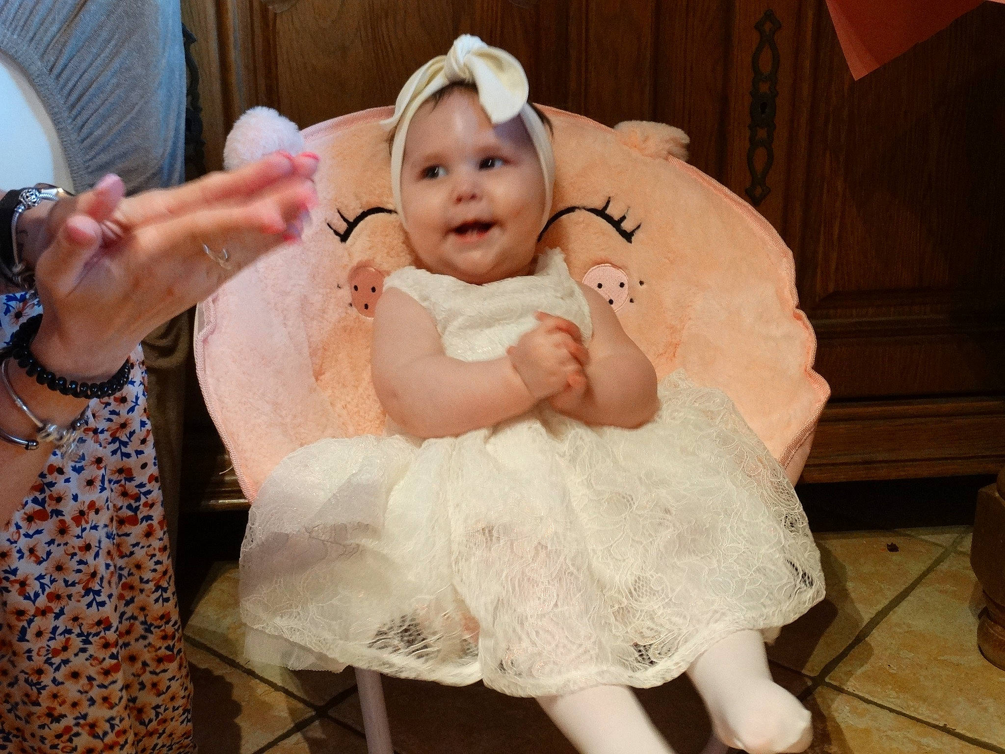 Camille participe au concours pour gagner de l'argent avec cette photo : arm, baby, baby_toddler_clothing, dress, embellishment, event, finger, flash_photography, gesture, hand, happy, headgear, headpiece, headwear, iris, jewellery, joy, person, pink, skin