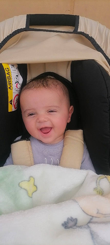 Lyam a rejoint le concours — aidez-le/la à gagner de superbes lots ! baby, baby_products, baby_toddler_clothing, beauty, chair, cheek, child, comfort, eye, face, finger, fun, happy, iris, person, product, skin, smile, textile, toddler