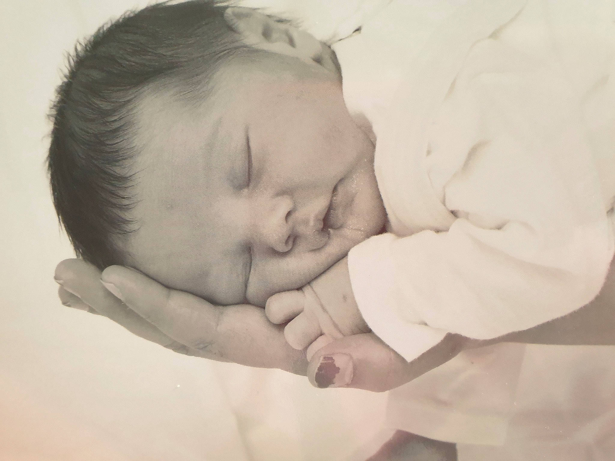 Lyam participe au concours pour gagner de l'argent avec cette photo : baby, cheek, child, comfort, ear, event, finger, gesture, hand, happy, monochrome, monochrome_photography, mouth, nail, nose, person, skin, thumb, toddler, wrinkle