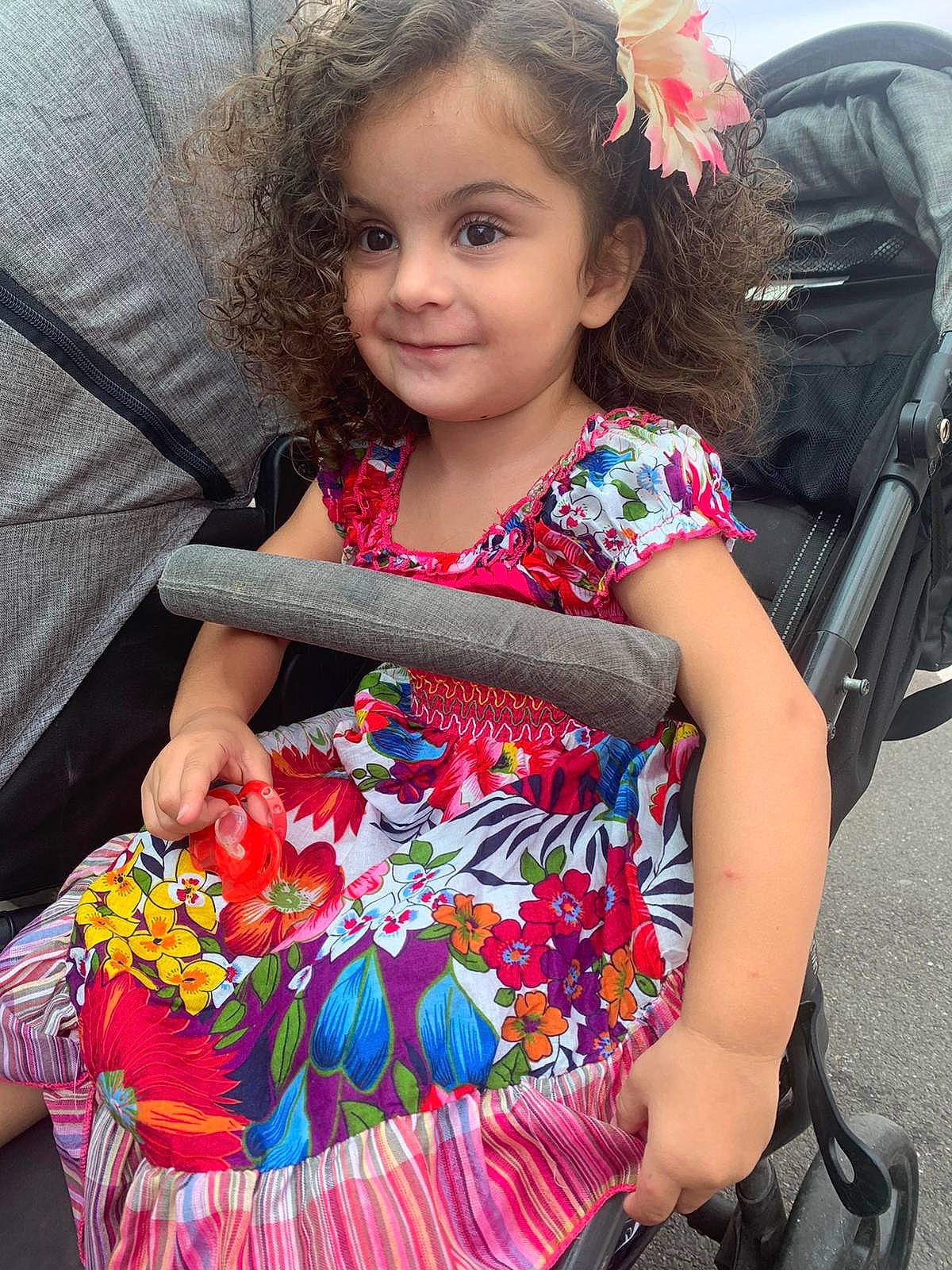 Gina a rejoint le concours — aidez-le/la à gagner de superbes lots ! baby_toddler_clothing, child, dress, eye, face, facial_expression, hair, hairstyle, happy, head, human_body, joy, luggage_and_bags, organ, person, pink, plant, skin, sleeve, smile