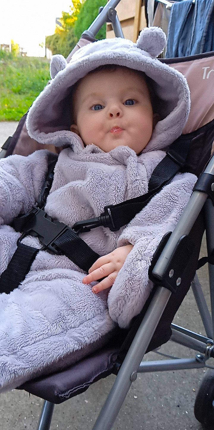 Maëlys participe au concours pour gagner de l'argent avec cette photo : baby, baby_carriage, baby_products, baby_safety, baby_toddler_clothing, beauty, black, cheek, child, comfort, grass, headwear, pattern, person, photograph, plant, product, sitting, skin, snapshot