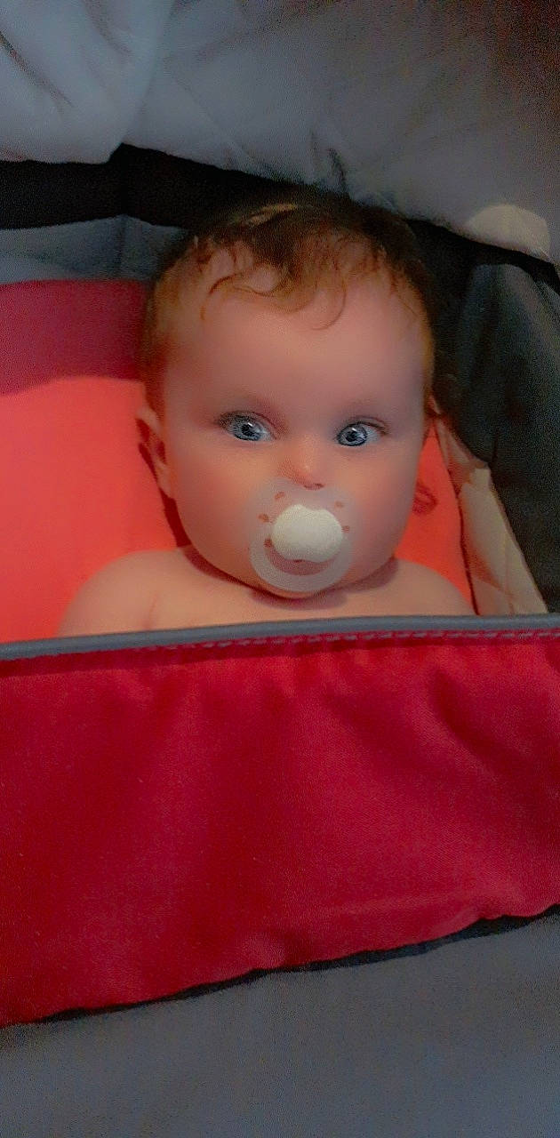 Maëlys participe au concours pour gagner de l'argent avec cette photo : arm, baby, baby_products, baby_toddler_clothing, cheek, chin, comfort, eye, eyebrow, eyelash, fun, human_body, iris, lip, mouth, neck, nose, person, skin, sleeve