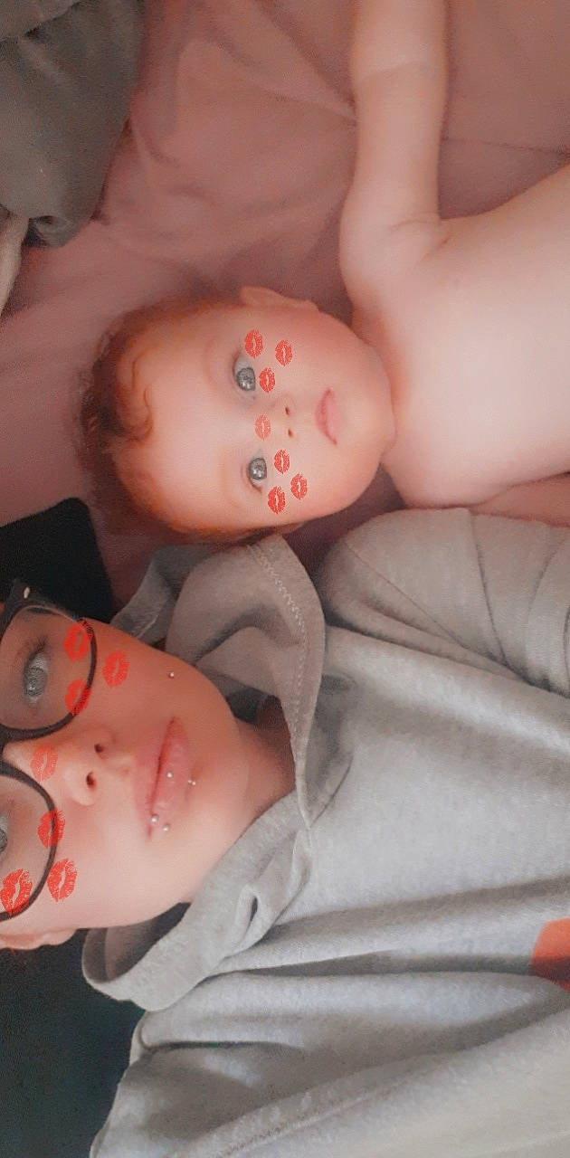 Maëlys participe au concours pour gagner de l'argent avec cette photo : cheek, chin, ear, eyebrow, eyelash, finger, forehead, gesture, iris, jaw, joint, lip, mouth, muscle, nail, neck, nose, orange, organ, person