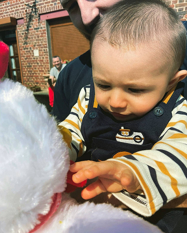 ézio a rejoint le concours — aidez-le/la à gagner de superbes lots ! baby, baby_toddler_clothing, blurred, buzz_cut, caesar_cut, cheek, child, chin, crew_cut, event, fun, fur, happy, iris, joy, mammal, person, sitting, t_shirt, toddler