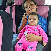 Miliana participe au concours pour gagner de l'argent avec cette photo : child, baby, siblings, car_interior, car_seat, pink_clothing, blue_shirt, peace_sign, curly_hair, seat_cover, backseat, holding, portrait, happy, cute, toddler, infant, casual, family, indoor